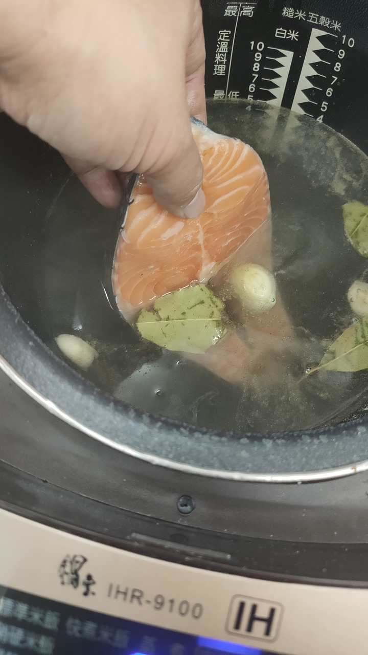 鍋寶IH定溫電子鍋料理心得 (低溫嫩煎鮭魚排)