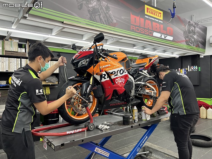 令人著迷的黑色甜甜圈PIRELLI DIABLO ROSSO IV CORSA