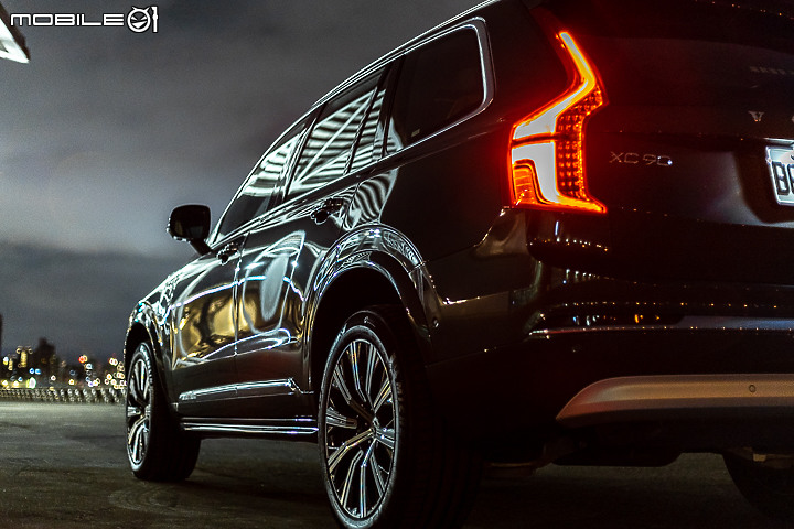 Volvo XC90 Recharge T8 深夜台北城散策|電能架構大躍進的北歐旗艦!