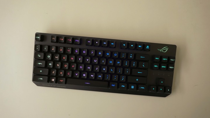 [休賢開箱]我的第一把無線鍵盤!! ROG Strix Scope RX TKL Wireless Deluxe簡單開箱