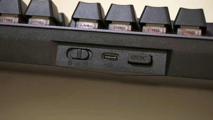 [休賢開箱]我的第一把無線鍵盤!! ROG Strix Scope RX TKL Wireless Deluxe簡單開箱