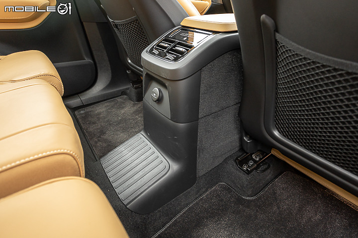 Volvo XC90 Recharge T8 深夜台北城散策｜電能架構大躍進的北歐旗艦！
