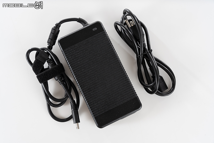 MSI Raider GE76 12UHS 實測｜承襲暴力效能美學的龍魂電競