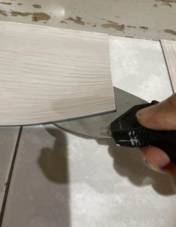 書房地板微改造，磁磚變成仿木紋塑膠地板