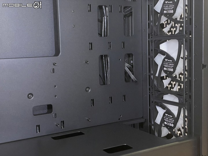 中堅新戰力,特色網狀通風直立中塔機殼 ThermalTake T27 TG ARGB
