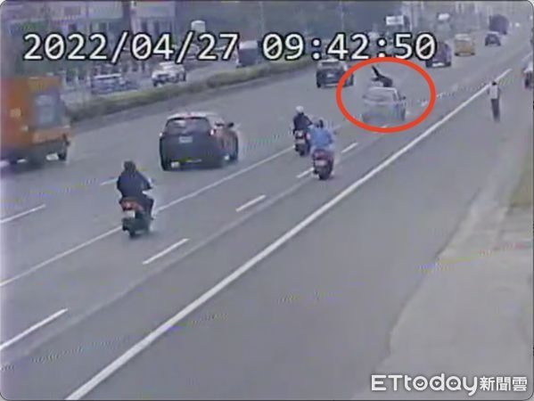 開紅單要你命！父開貨車遭罰超載兒竟尾隨復仇開車撞飛警