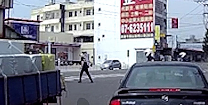 影／連續肇逃犯拒捕警開11槍制伏 驚險追捕畫面曝光