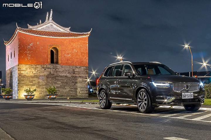 Volvo XC90 Recharge T8 深夜台北城散策|電能架構大躍進的北歐旗艦!