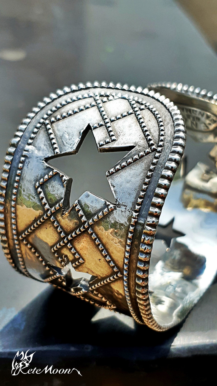 點我看大圖 END Custom Jewelry-Snob Pit鏤空星槌目紋銀手環