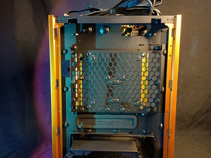 少女的首飾盒 Thermaltake曜越 The Tower 100 尊爵金 開箱評測