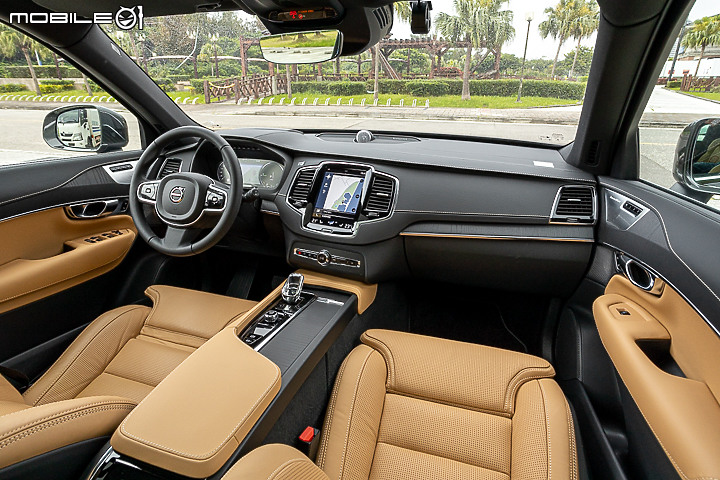 Volvo XC90 Recharge T8 深夜台北城散策|電能架構大躍進的北歐旗艦!