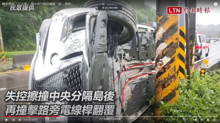 轎車彎道「打水漂」 撞中央分隔島翻覆「貼」電桿