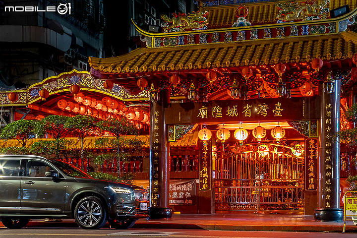 Volvo XC90 Recharge T8 深夜台北城散策|電能架構大躍進的北歐旗艦!