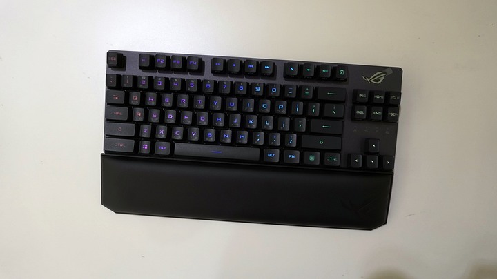 [休賢開箱]我的第一把無線鍵盤!! ROG Strix Scope RX TKL Wireless Deluxe簡單開箱