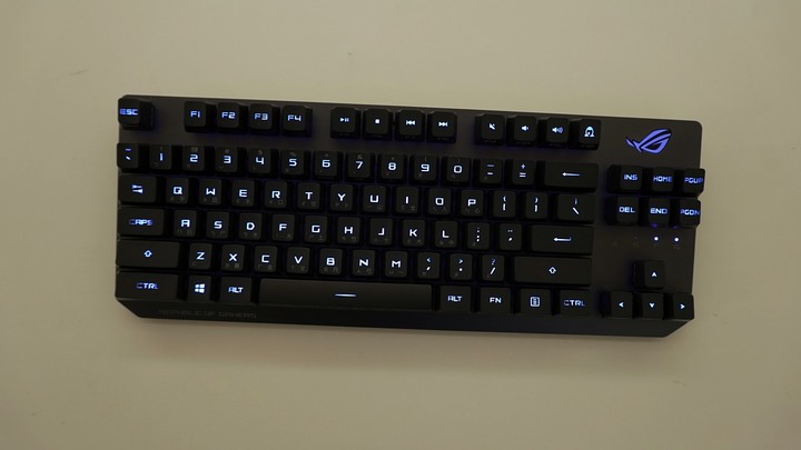 [休賢開箱]我的第一把無線鍵盤!! ROG Strix Scope RX TKL Wireless Deluxe簡單開箱