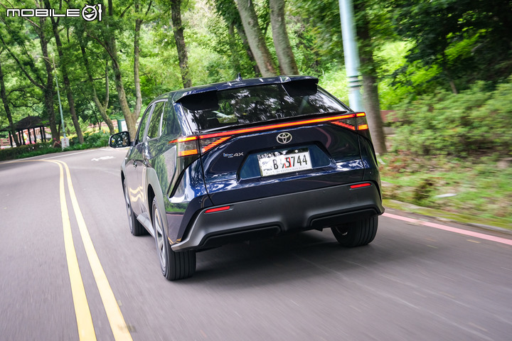 Toyota bZ4X 700公里長途試駕|加速、電耗完整測試;將化身電動車界的RAV4!