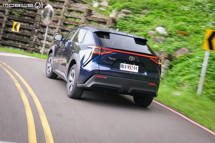 Toyota bZ4X 700公里長途試駕|加速、電耗完整測試;將化身電動車界的RAV4!