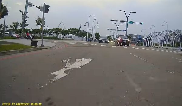 超狂三寶片曝!大媽外車道「鬼切左轉」下秒遭撞飛倒地翻滾兩圈