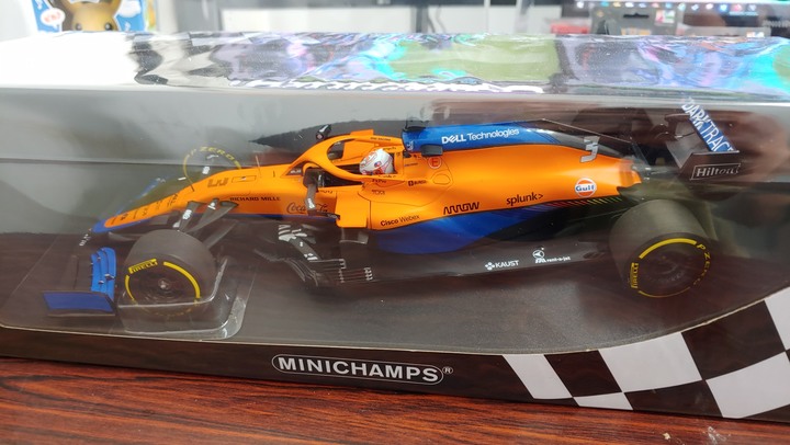 [開箱]1/18 MIMICHAMPS MCLAREN MCL35M