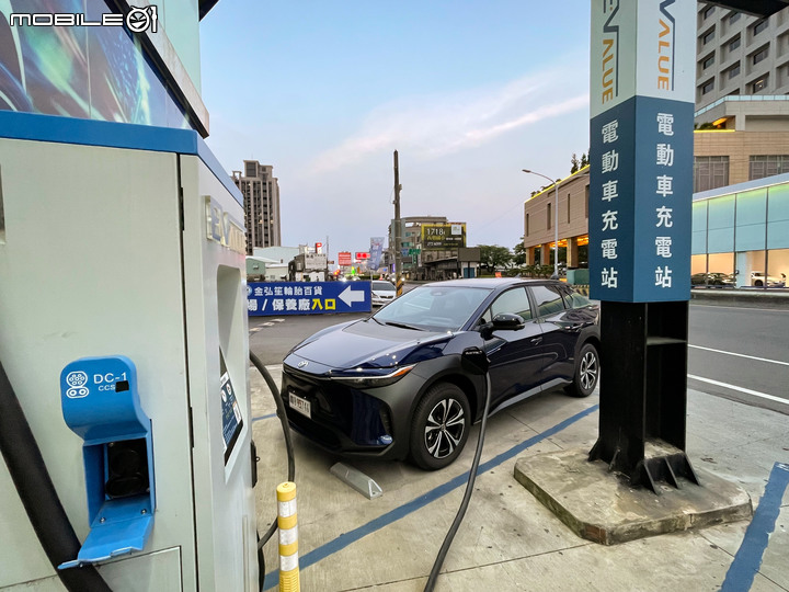 Toyota bZ4X 700公里長途試駕|加速、電耗完整測試;將化身電動車界的RAV4!
