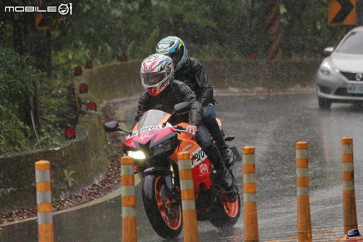 令人著迷的黑色甜甜圈PIRELLI DIABLO ROSSO IV CORSA