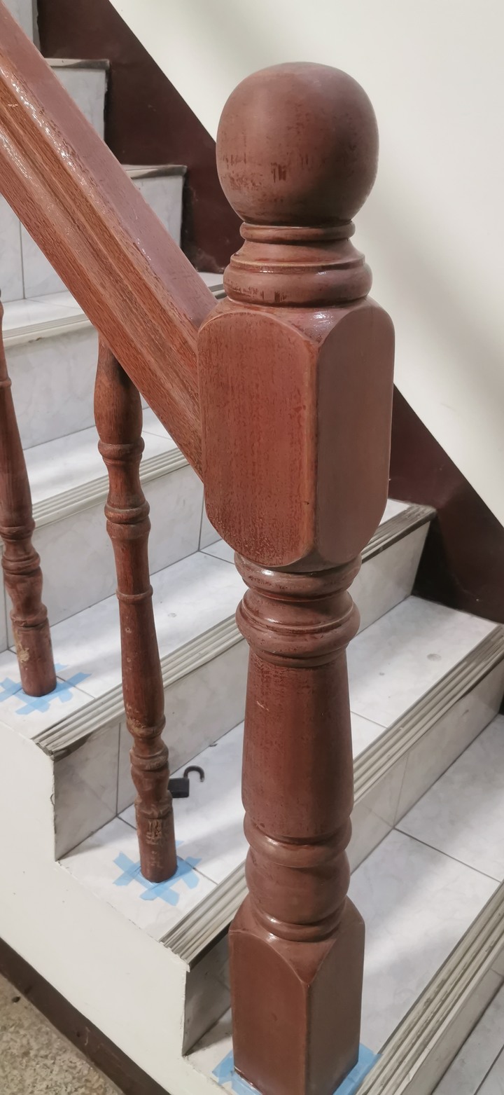 木質樓梯扶手上漆翻新