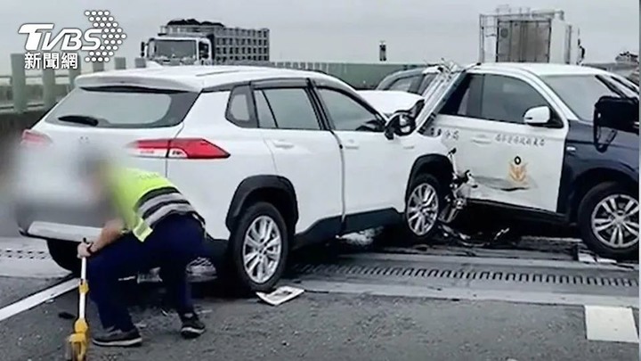 疑自動駕駛釀禍!警車台88上遭追撞 上班車流紫爆回堵