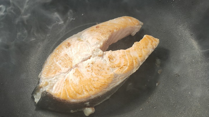 鍋寶IH定溫電子鍋料理心得 (低溫嫩煎鮭魚排)
