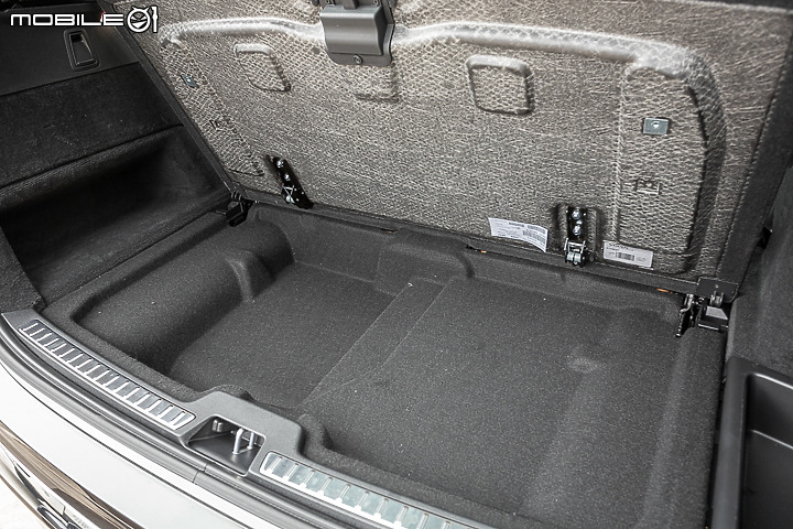 Volvo XC90 Recharge T8 深夜台北城散策｜電能架構大躍進的北歐旗艦！