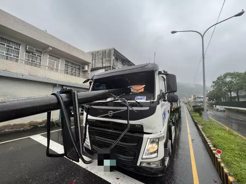 聯結車急煞 鋼管暴衝刺穿前車