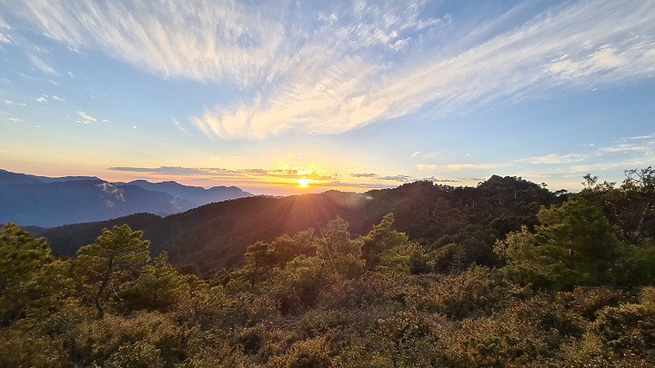 登百岳六順山~遊七彩湖妹池～溯卡社溪糜爛團