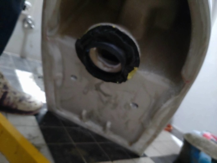 甲級水電師傅安裝新馬桶不用油泥,沖水時底座大爆水....師父說不是他的錯,是馬桶有裂...(補圖解,與做總結)