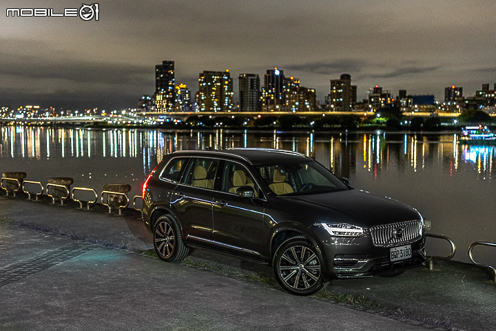 Volvo XC90 Recharge T8 深夜台北城散策|電能架構大躍進的北歐旗艦!