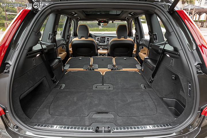 Volvo XC90 Recharge T8 深夜台北城散策｜電能架構大躍進的北歐旗艦！