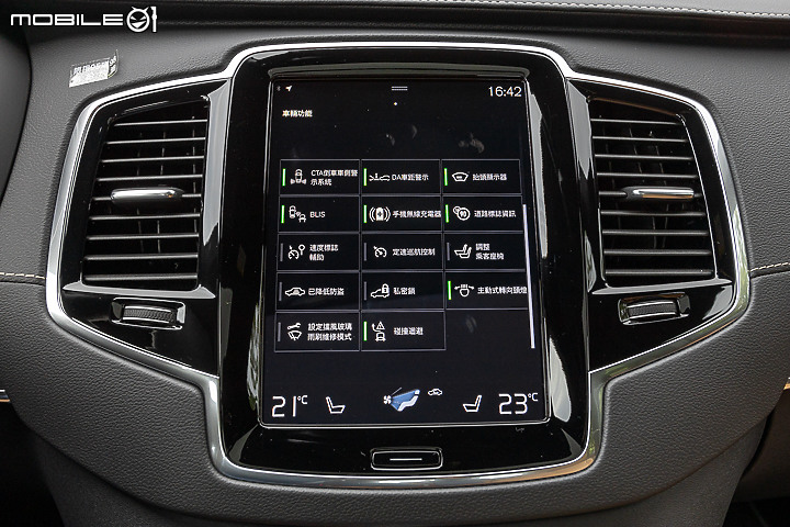 Volvo XC90 Recharge T8 深夜台北城散策｜電能架構大躍進的北歐旗艦！