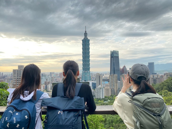 台北南港|南港山.親民好走的小百岳,飽覽101跟台北市區風景