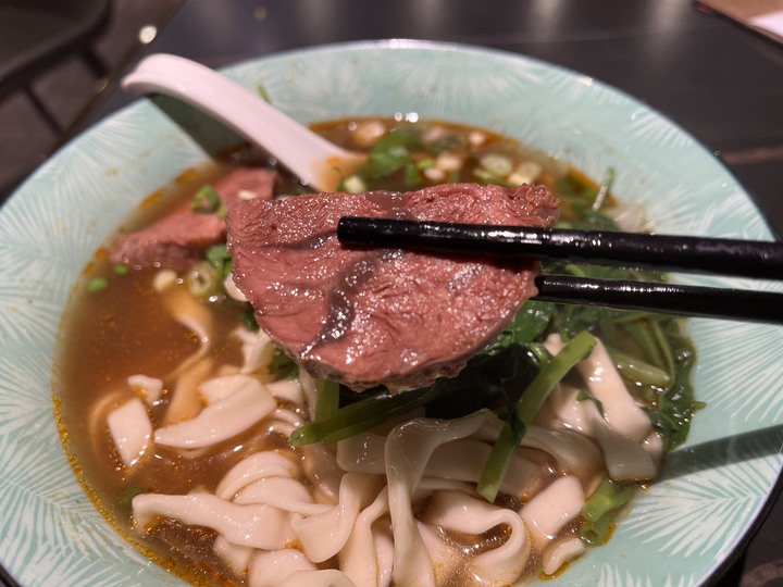 [食記] 丁古牛肉麵，台灣新北新莊，軟嫩香牛肉麵配上碎油條！