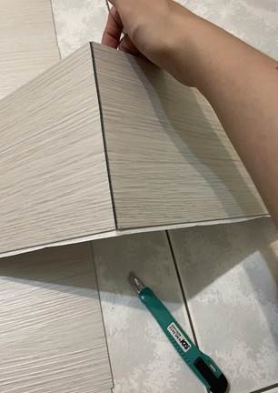 書房地板微改造，磁磚變成仿木紋塑膠地板
