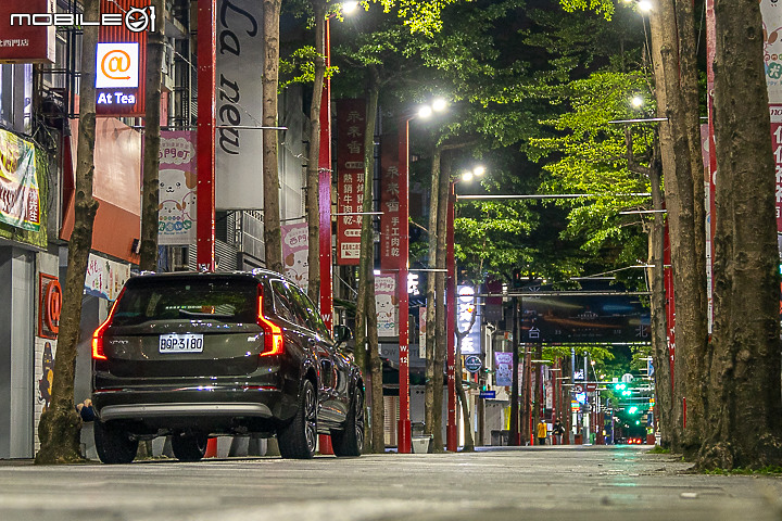 Volvo XC90 Recharge T8 深夜台北城散策|電能架構大躍進的北歐旗艦!