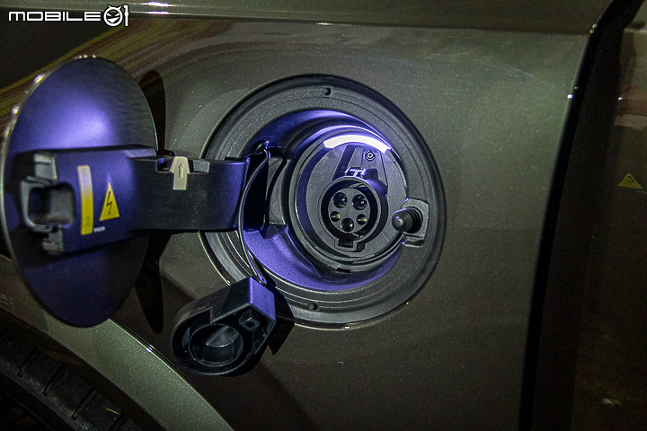 Volvo XC90 Recharge T8 深夜台北城散策|電能架構大躍進的北歐旗艦!