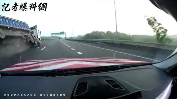 翻覆畫面曝！砂石車疑超載遭攔查「頭身分離」側倒紅斑馬前