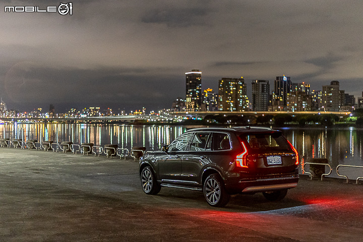 Volvo XC90 Recharge T8 深夜台北城散策|電能架構大躍進的北歐旗艦!