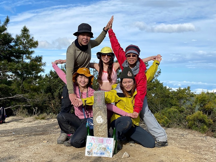 登百岳六順山~遊七彩湖妹池～溯卡社溪糜爛團