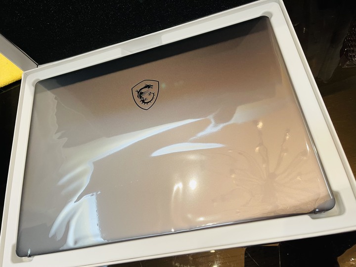 MSI Creator Z16P 簡單開箱