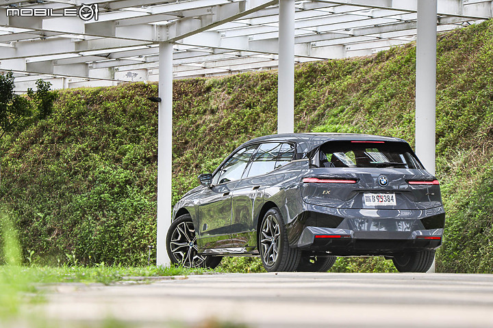 BMW iX xDrive40 旗艦版試駕|初嘗巴伐利亞發動機的轉型代表作!