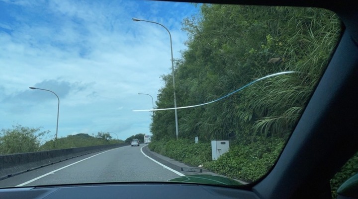 點我看大圖 擋風玻璃被落石降肉弄裂,有辦法避免嗎?