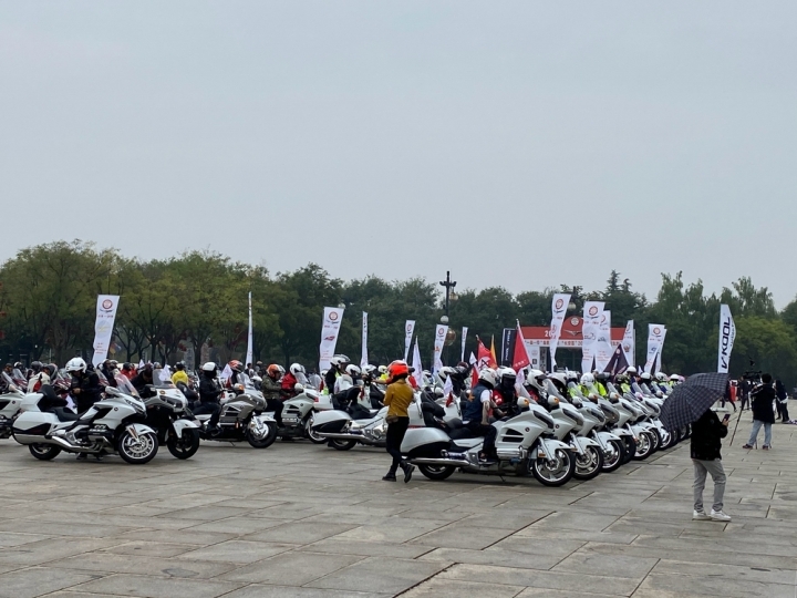 對岸 重機 堵車是可以合法逆向騎的