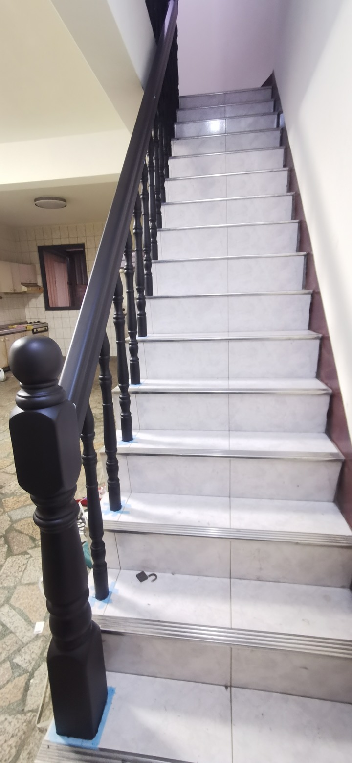 木質樓梯扶手上漆翻新