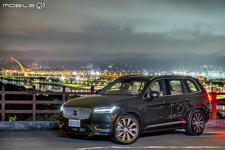 Volvo XC90 Recharge T8 深夜台北城散策|電能架構大躍進的北歐旗艦!