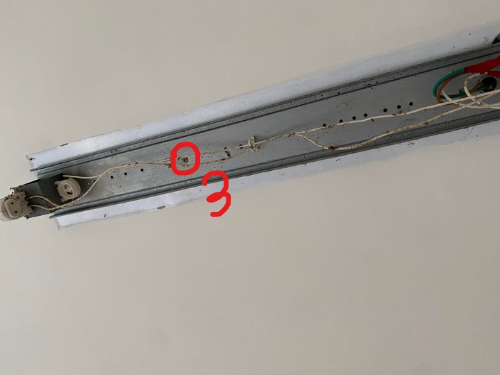 點我看大圖 (吸頂燈安裝問題)老屋工法舊山形燈具更換成新式吸頂燈是不是很困難沒救了(這些問題會讓水電師傅很困難安裝嗎?)